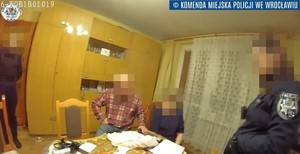 Dzięki szybkiej interwencji wrocławskich policjantów seniorzy nie stracili oszczędności życia