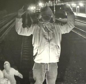 Zatrzymany 18-latek za zniszczenie miejskiego tramwaju i groźby wobec motorniczego