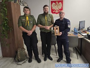 Betlejemskie Światełko Pokoju dotarło do wrocławskiej komendy