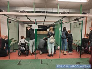 Wizyta dzieci na strzelnicy w krzyckim komisariacie