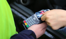 Płatności bezgotówkowe za mandaty w Policji – program przedłużony do 2028 roku