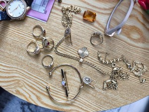 Wrocławscy policjanci zatrzymali seryjnych włamywaczy, którzy okradali domy. Funkcjonariusze odzyskali skradzione mienie o wartości kilkuset tysięcy złotych