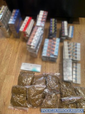 Nielegalny handel wyrobami tytoniowymi na „Giełdzie Gołębi”. Blisko 20 tysięcy papierosów bez akcyzy zabezpieczyli wrocławscy policjanci