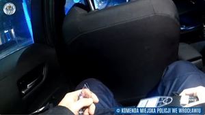 Nocny pościg ulicami Wrocławia. Kierowca bez uprawnień, pod wpływem alkoholu i narkotyków [film z policyjnej kamery]