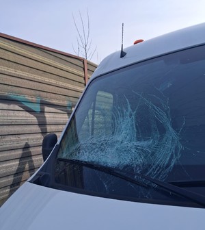 Usuń lód i śnieg z pojazdu, zanim wyruszysz w trasę