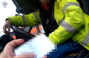 Wrocławscy policjanci zatrzymali mężczyznę, który posługiwał się podrobionym prawem jazdy [nagranie z policyjnej kamery]