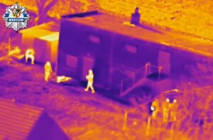 Ponad 42 kg kokainy ukryte w betonowych donicach – wspólna akcja funkcjonariuszy z KMP we Wrocławiu i CBŚP [FILM]