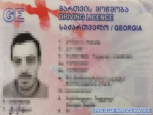 Gruzińskie fałszywe prawo jazdy ujawnione podczas kontroli drogowej w Kątach Wrocławskich [film z policyjnej interwencji]