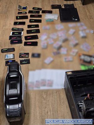 Zatrzymani za wyłudzenia na fałszywe dokumenty – zabezpieczano setki podrobionych dowodów osobistych oraz sprzęt do ich produkcji