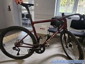 Pościg podczas wyścigu „Ślężański Mnich 2026” – policjanci z Sobótki zatrzymali sprawcę kradzieży i odzyskali mienie o znacznej wartości