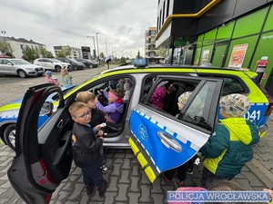 Policjanci podczas spotkania z dziećmi