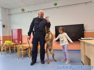 Policjanci podczas spotkania z dziećmi