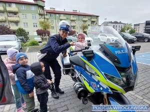 Policjanci podczas spotkania z dziećmi