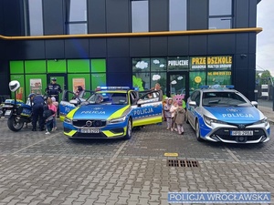 Policjanci podczas spotkania z dziećmi