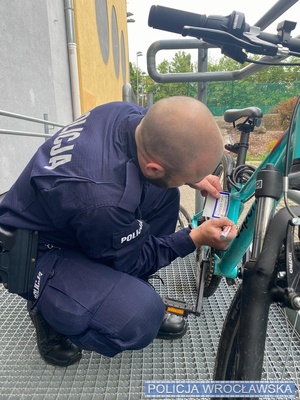 Policjanci podczas znakowania roweru