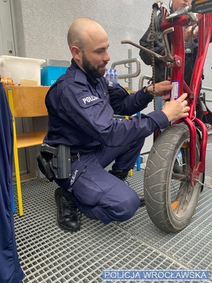 Policjanci podczas znakowania roweru
