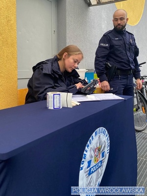 Policjanci podczas znakowania roweru
