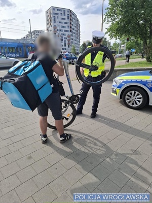 policjant kontrolujący rowerzyste