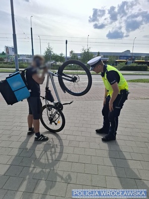 policjant kontrolujący rowerzyste