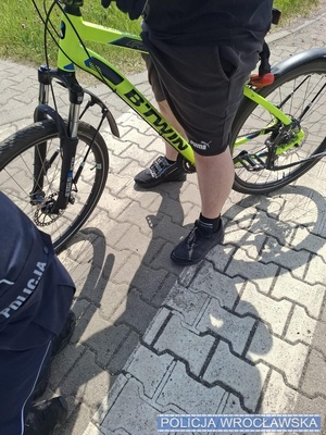 policjant kontrolujący rowerzyste