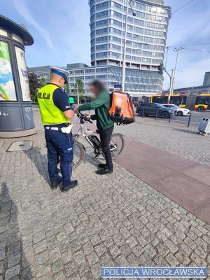 policjant kontrolujący rowerzyste
