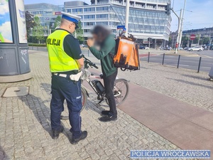 policjant kontrolujący rowerzyste