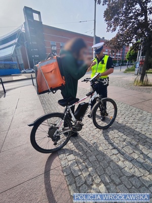 policjant kontrolujący rowerzyste