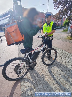 policjant kontrolujący rowerzyste