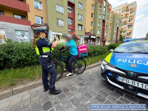 policjant kontrolujący rowerzyste