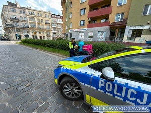 policjant kontrolujący rowerzyste