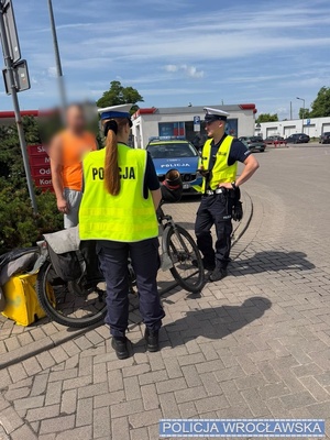 policjanci kontrolujący jednoślady