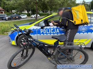 policjanci kontrolujący jednoślady