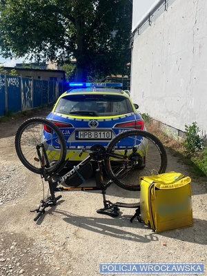 policjanci kontrolujący jednoślady