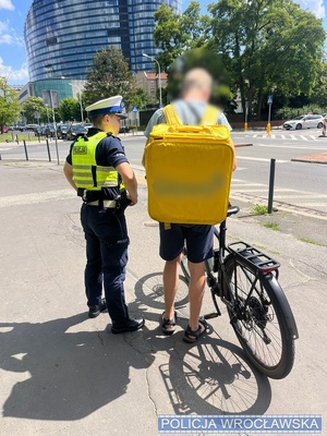 policjanci kontrolujący jednoślady