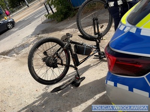policjanci kontrolujący jednoślady