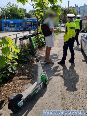 policjanci kontrolujący jednoślady