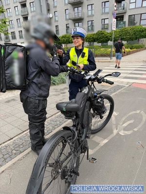 policjanci kontrolujący jednoślady