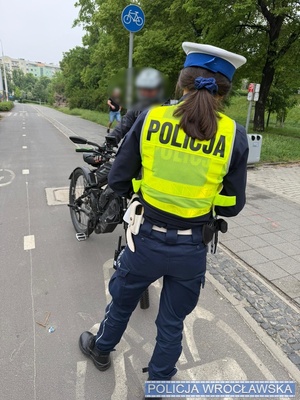 policjanci kontrolujący jednoślady