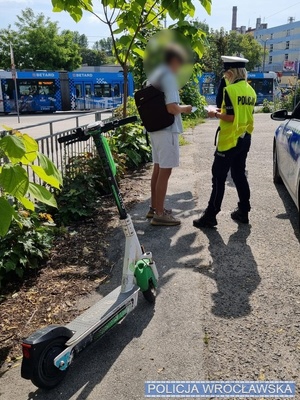 policjanci kontrolujący jednoślady