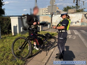 policjanci kontrolujący jednoślady