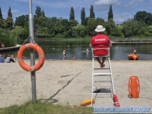 zdjęcie plaży i ratownika