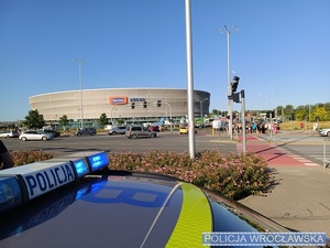 radiowozy policji i policjanci podczas zabezpieczenia koncertu