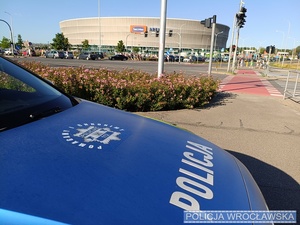 radiowozy policji i policjanci podczas zabezpieczenia koncertu