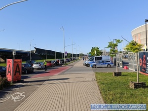 radiowozy policji i policjanci podczas zabezpieczenia koncertu