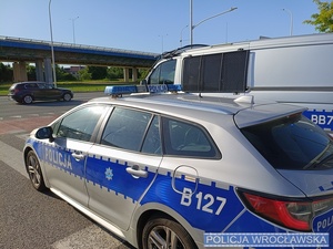 radiowozy policji i policjanci podczas zabezpieczenia koncertu