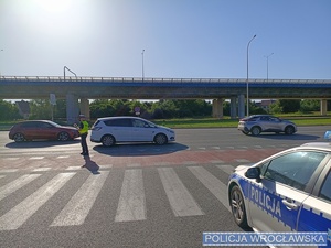 radiowozy policji i policjanci podczas zabezpieczenia koncertu