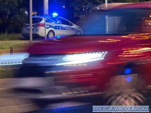 radiowozy policji i policjanci podczas zabezpieczenia koncertu