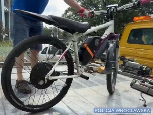 lawetowany rower elektryczny