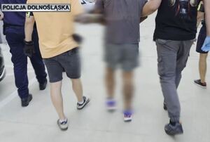 prowadzenie zatrzymanych mężczyzn