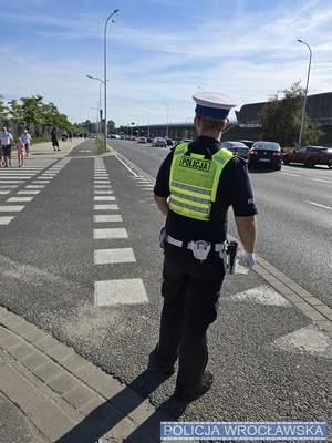 zdjęcia policjantów i radiowozów podczas zabezpieczenia przy stadionie